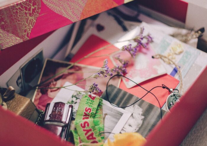 Régi fényképek dobozban, emlékek rendszerezése