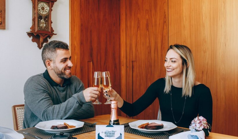 Boldog pár koccint egy meghitt évfordulós vacsorán