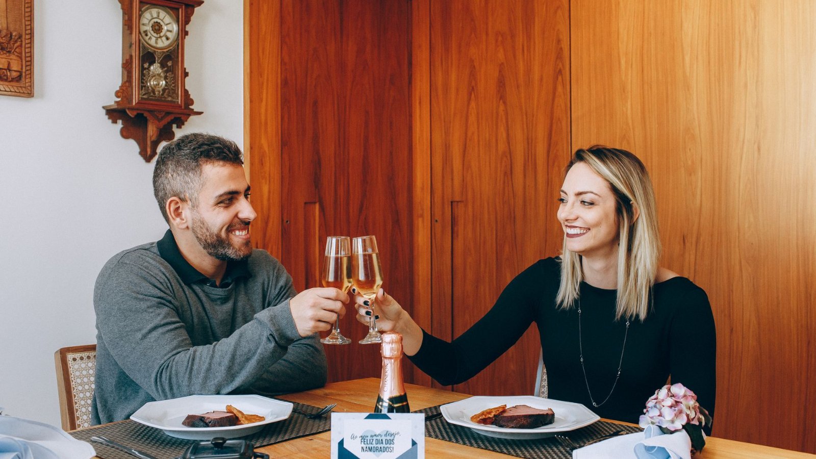 Boldog pár koccint egy meghitt évfordulós vacsorán